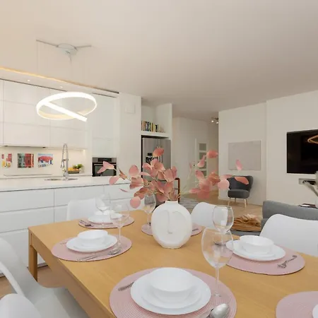 Cosy With Parking Wilanow By Renters Warszawa