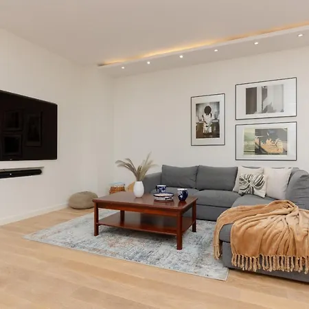 Cosy With Parking Wilanow By Renters Daire